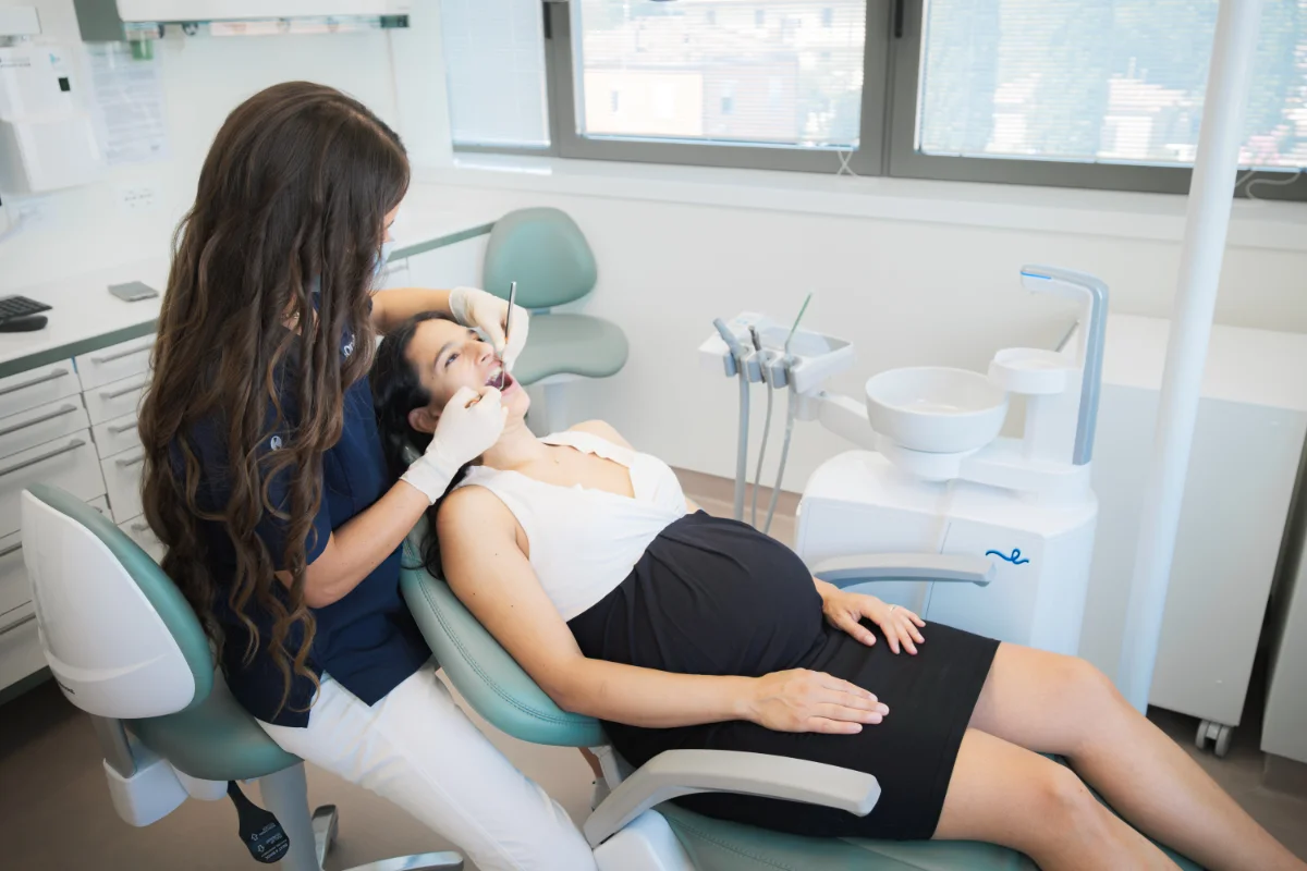 8 donne su 10 sanno che la gravidanza fa sanguinare le gengive. Solo 3 ne parlano col dentista