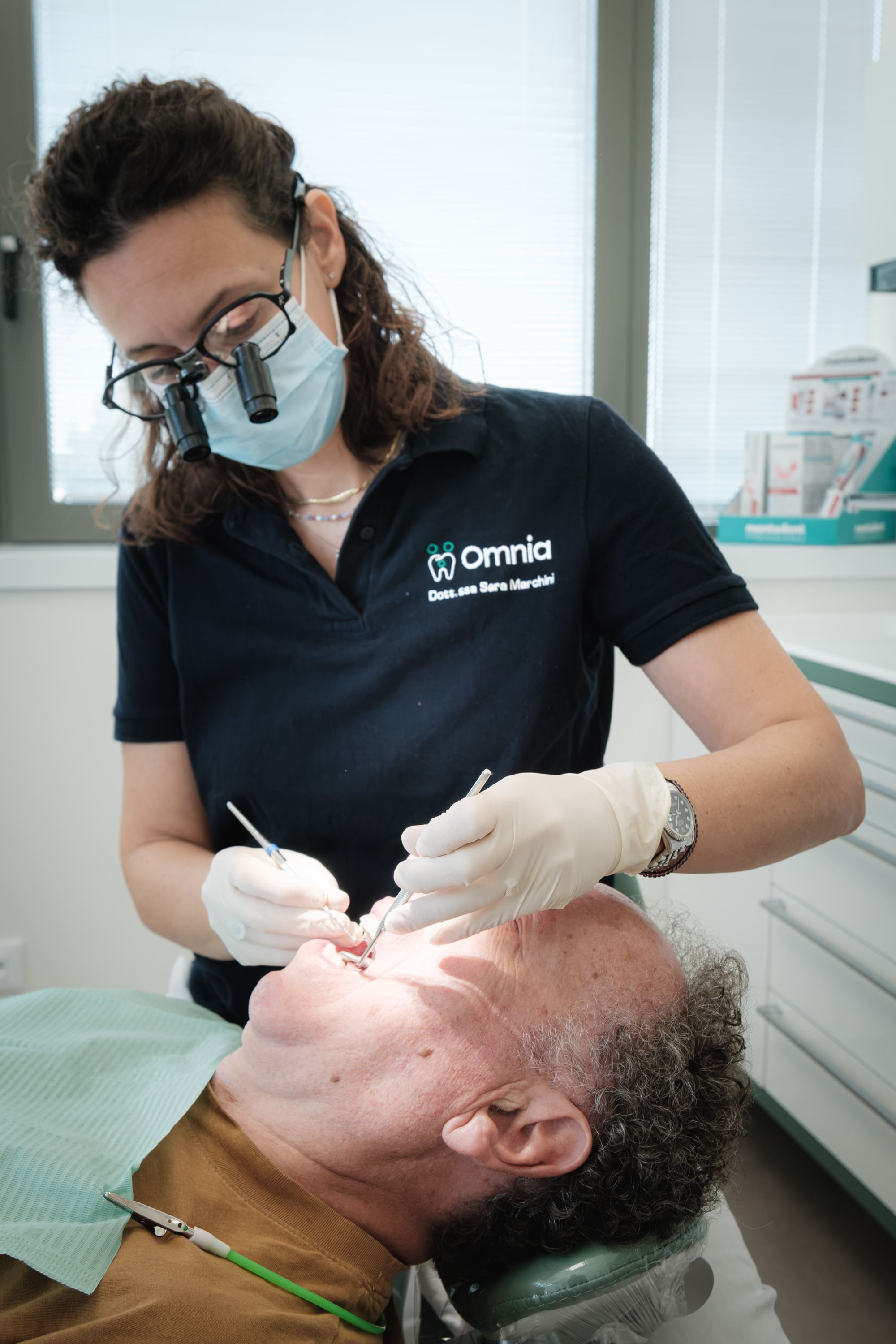 Dottoressa che cura le gengive - Sanguinano le gengive? | Dentista Santarcangelo - Omnia