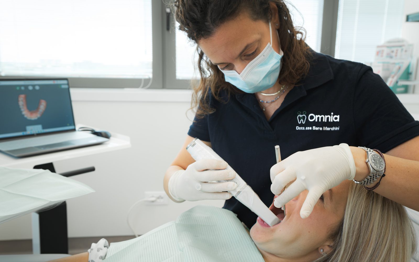 Gengive che sanguinano quando lavi i denti: cause, rimedi e quando preoccuparsi
