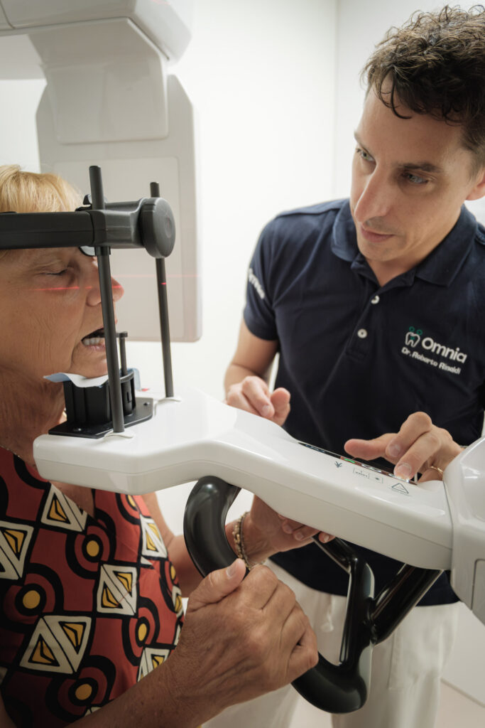 Radiografia 3D per gengive che sanguinano: il dott. Roberto Rinaldi posiziona la paziente per valutare l'osso che sostiene i denti