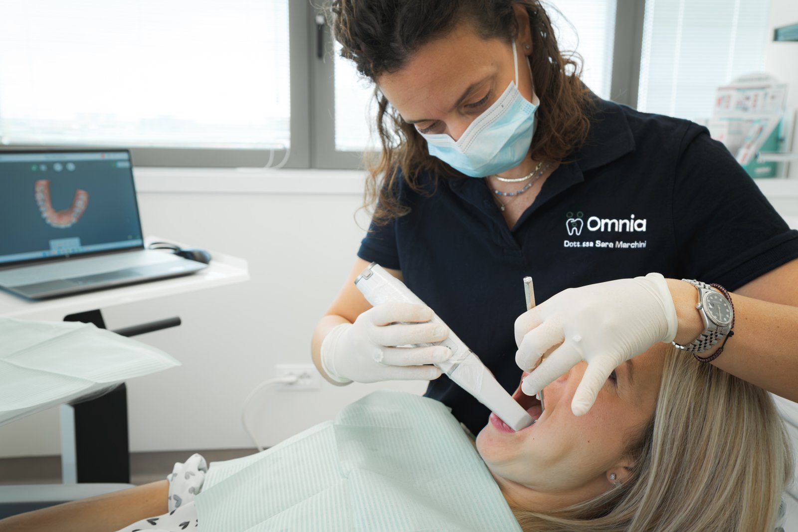 Visita da Omnia a Santarcangelo: la dott.ssa Sara Marchini esegue una scansione intraorale prima dello sbiancamento